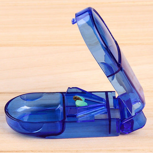 Coupe-pilule rectangulaire transparent avec compartiment de rangement bleu